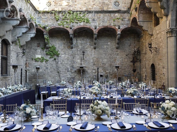 Allestimento in castello medievale tema blu e oro
