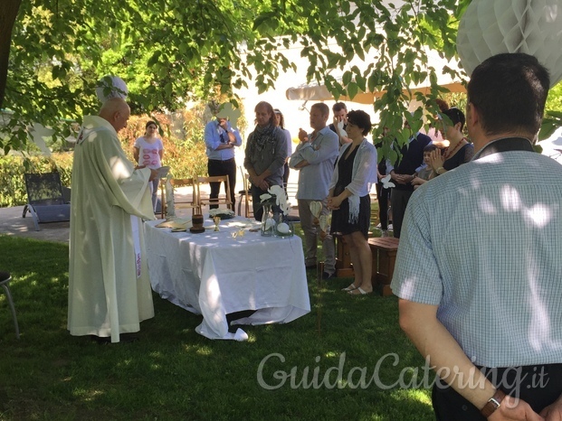 Cerimonia religiosa per nozze d'argento nel parco di casa