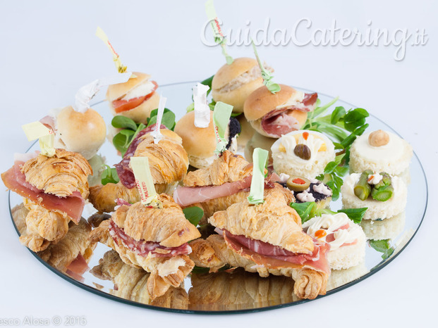 Pasticceria salata assorita, croissant salati, panini semidolci e canapè.