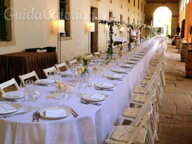 Allestimento tavolo per cerimonia 