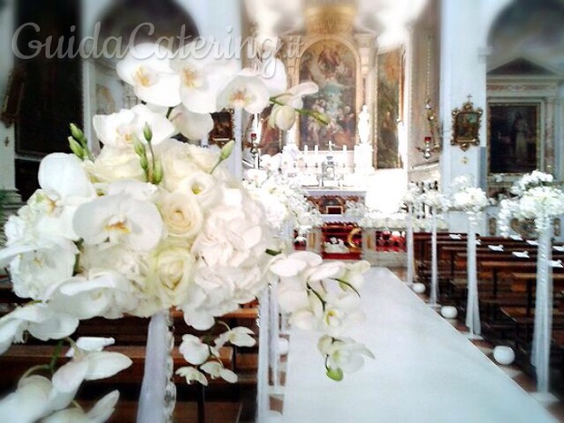 Allestimento floreale chiesa con orchidee e peonie 